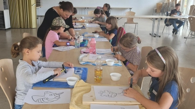 Mit viel Ausdauer und Geschick hämmern die Kinder Nägel entlang der Umrisslinien ihres Motivs. (Bild: Doris Enzmann)