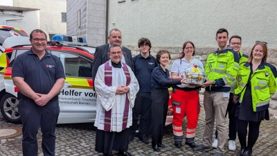 Gruppenbild nach der Segnung des neuen HvO-Autos der Bereitschaft Bärnau mit Bereitschaftsleiter Thomas Wagner, Stadtpfarrer Konrad Amschl, 2. Bürgermeister Michael Schedl, Kollegen des IMS-Rettungsdienstes und dem Team der BRK Bereitschaft Bärnau (Bild: Maria Wagner)
