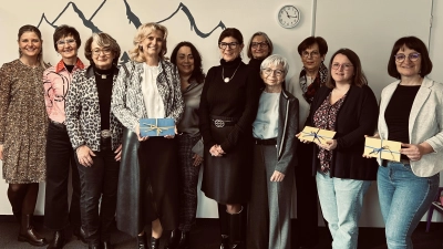 Der Inner Wheel Club Weiden-Oberpfalz übergibt eine je 2.500 Euro Spende an Donum Vitae e.V., Dornrose e.V. und das Frauenhaus Weiden. (von Links): Carolin Gradl, Petra Jüttner, Sibille Petzold, alle IWC, Andrea Lang, Donum Vitae, Helena Heckrodt, IWC, Iris Müller, Dornrose, Gabi Berberich, Angela Baumann, Anna Preuss, alle IWC, Angela Frank, Dornrose , Anikö Nagy, Frauenhaus Weiden. <br> (Bild: Petra Jüttner)