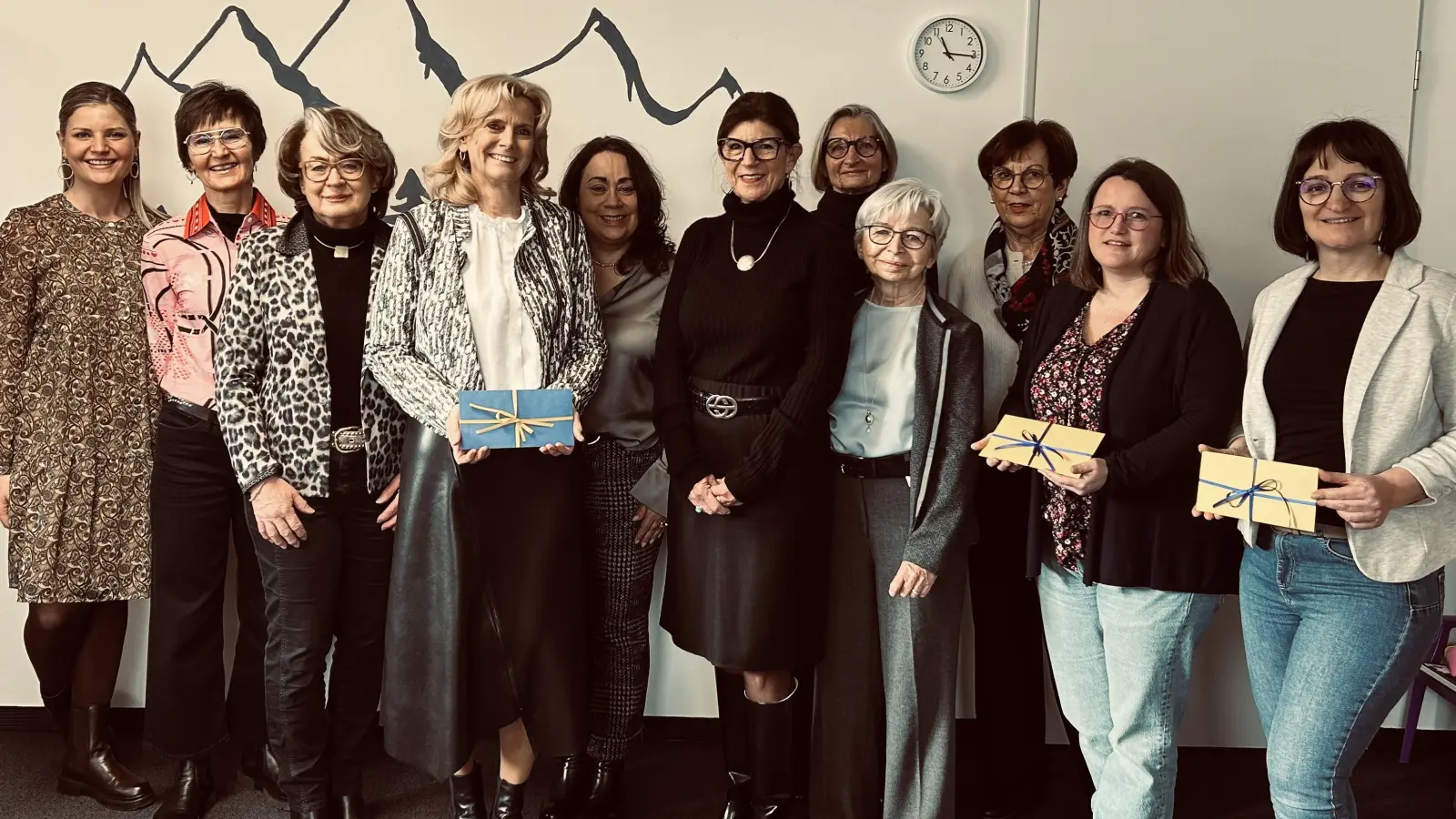 Der Inner Wheel Club Weiden-Oberpfalz übergibt eine je 2.500 Euro Spende an Donum Vitae e.V., Dornrose e.V. und das Frauenhaus Weiden. (von Links): Carolin Gradl, Petra Jüttner, Sibille Petzold, alle IWC, Andrea Lang, Donum Vitae, Helena Heckrodt, IWC, Iris Müller, Dornrose, Gabi Berberich, Angela Baumann, Anna Preuss, alle IWC, Angela Frank, Dornrose , Anikö Nagy, Frauenhaus Weiden. <br> (Bild: Petra Jüttner)