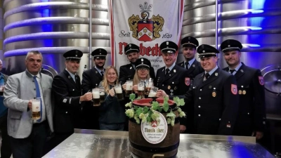 Bierprobe für das 150-jährige Gründungsjubiläum der FF Iffelsdorf: Gemeinsam mit der Naabecker Schloßbrauerei wurde das Festbier vorgestellt und auf das Jubiläumsfest vom 26. bis 28. Juni 2026 angestoßen. (Bild: Michael Kiener)