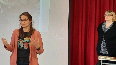Susanne Lehner (links) und Gabi Schicker gaben einen Einblick in den Hospizdienst.  (Bild: Stiftland-Gymnasium Tirschenreuth/exb)
