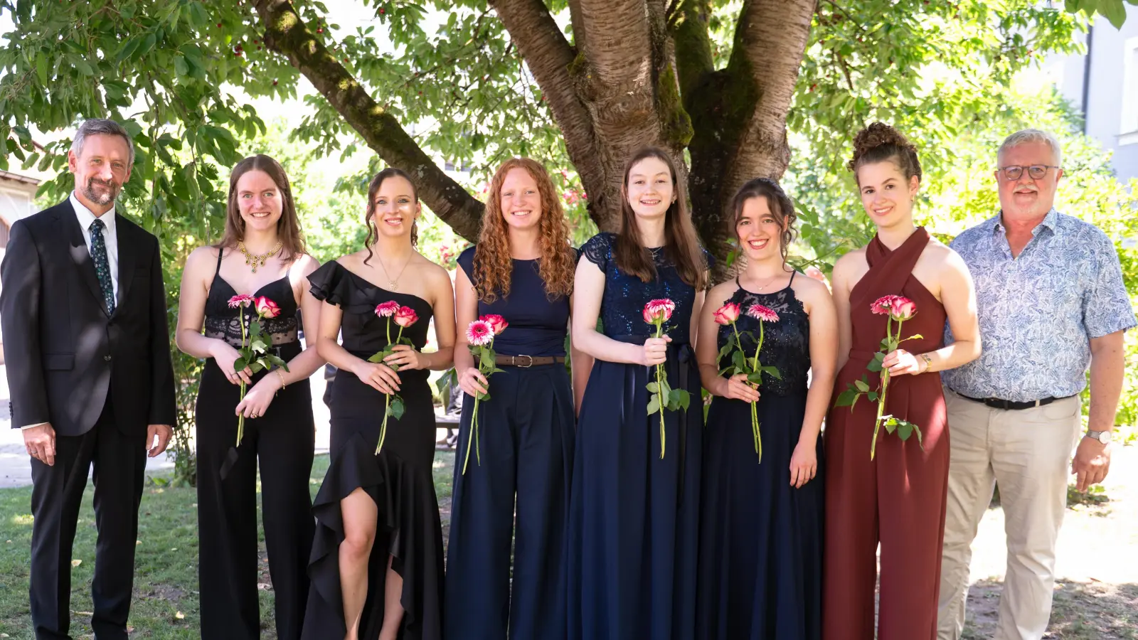 Schulleiter Hans Kistler (links) und Oberstufenkoordinator Robert Seitz ehrten die besten Abiturientinnen: Nelly Dehling, Sophia Kummer, Emily Rödl, Julia Gierke, Sandra Schubert und Carolin Ruppert. (Bild: Hendrik Rosenboem)