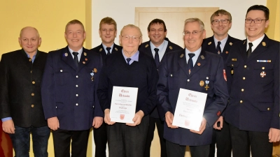 Ehrungen beim Kameradschaftsabend der FF Aschach (von links) 2.Bürgermeister Franz Weiß, Reinhard Püschl, 1. Vorsitzender Robert Heldmann, Konrad Biehler, Kommandant Norbert Hiller, Klaus Püschl, stv. Kommandant Stefan Müllner, KBI Armin Daubenmerkl  (Bild: Alfred Schorner)