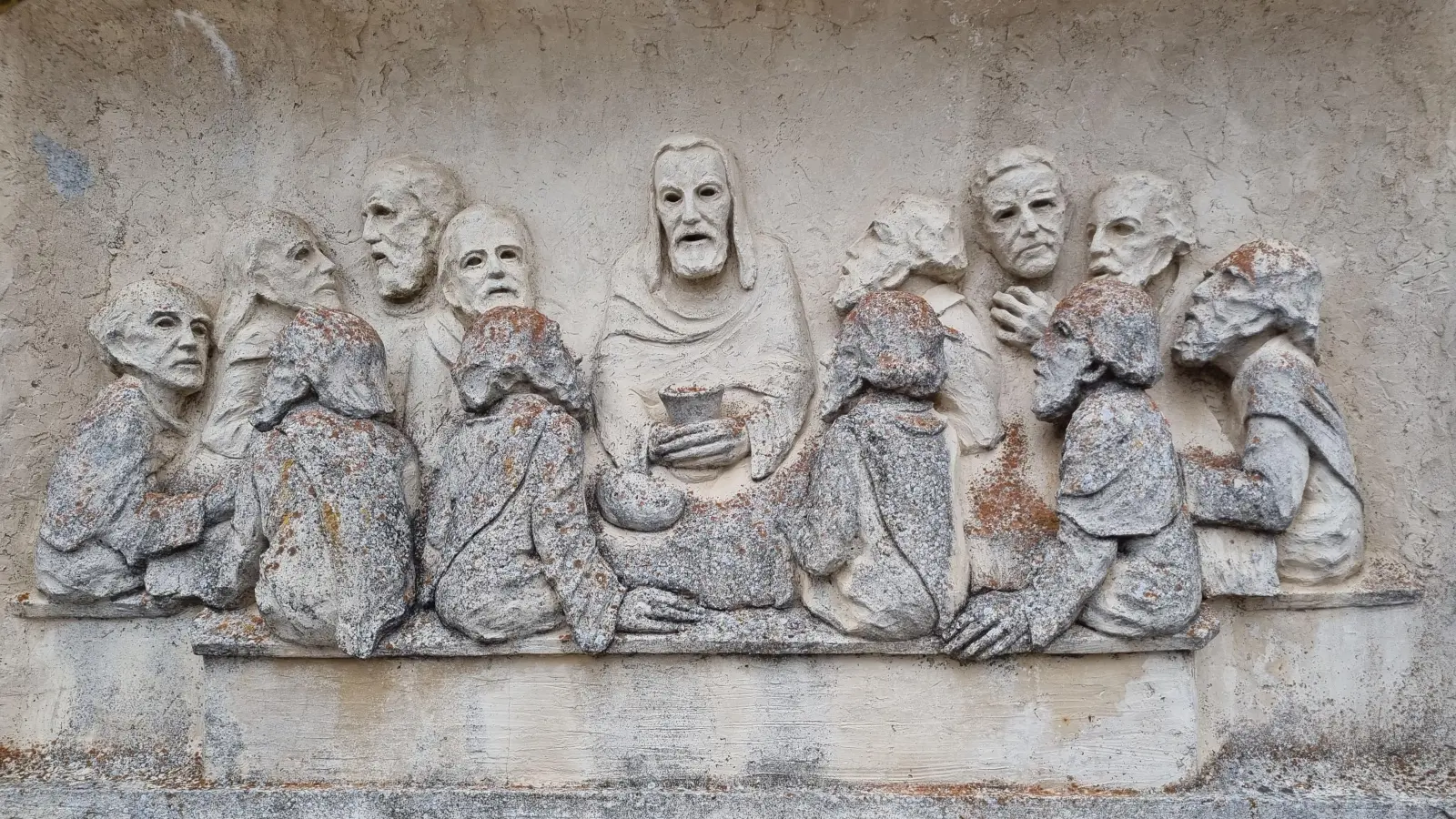 Das Letzte Abendmahl, geschaffen von Karl August Popp, und 1974 eingesetzt in die Friedhofsmauer in Hausen. (Bild: Annemarie Lehmeier)