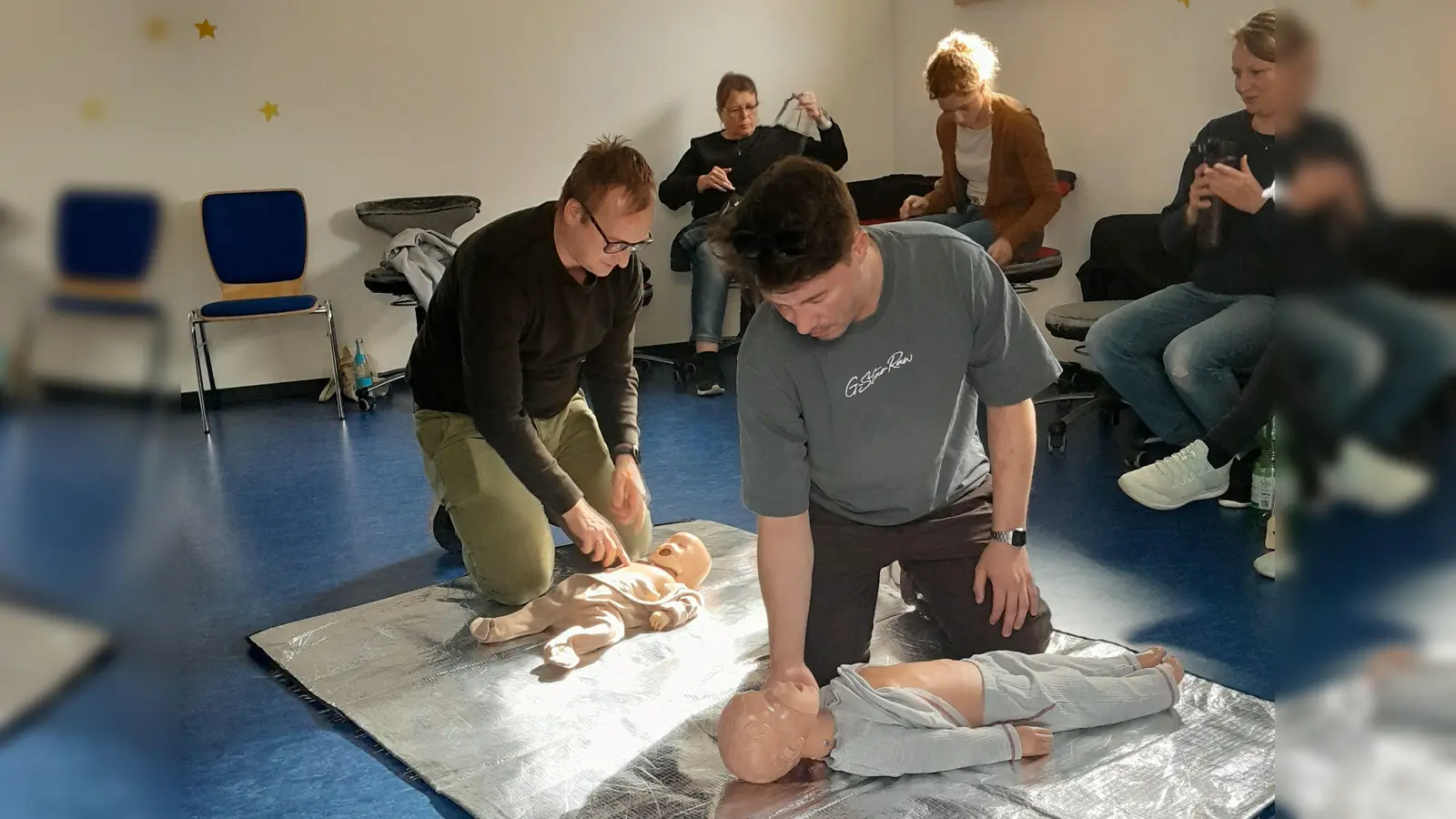 Eltern nehmen an dem Erste-Hilfe Kurs teil. (Bild: Bärbel Böhmler)