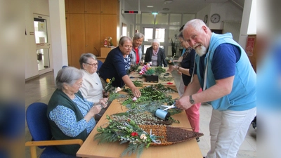 Palmbuschenbinden im Marienheim. (Bild: Daniela Donhauser)