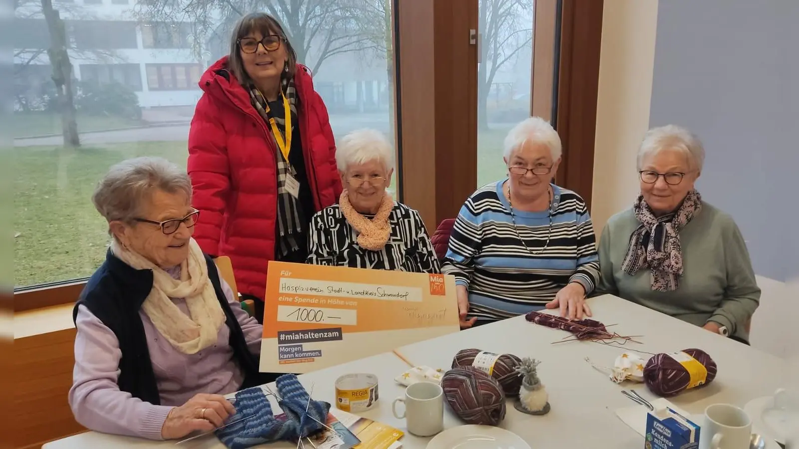 Der Schwarzenfelder Strickkreis mit Resi Schießl, Angela Forster, Anni Oberndorfer und Hilde Kammerl (sitzend von links) überreichte der Vorsitzenden des Hospizvereins Schwandorf, Gisela Pöhler (stehend), eine Spende von 1000 Euro. Auf dem Bild fehlt Gründerin Margit Rank, die momentan aus gesundheitlichen Gründen kürzer treten muss.  (Bild: Elfriede Hölzl )