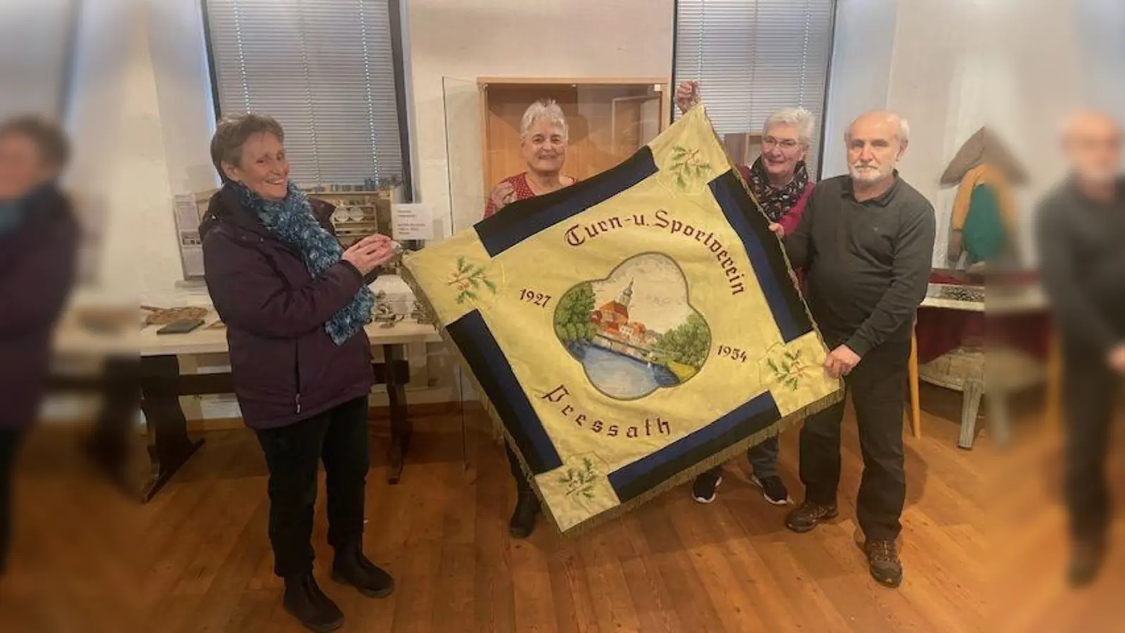 Kornelia Heinl (von links), Bärbl Zankl, Elisabeth Murr und Wunibald Heinl präsentieren die Vereinsfahne des TSV Pressath. (Bild: Eckhard Bodner)