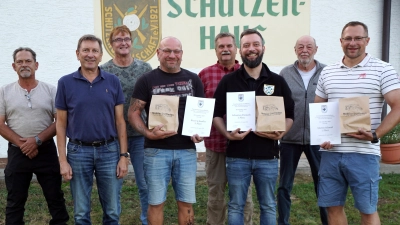 Die Schützen der Krieger- und Soldatenkameradschaft haben gut lachen. Beim Kameradschaftsabend wurden die Vereinsmeister zusammen mit einigen Schützen und Schießwart Manfred Fischer (4. von links) mit Urkunden und einem Geschenkpaket des Mobilen Dorfladens ausgezeichnet. Von links mit Urkunden: René Schindler, Sebastian Ponnath und Martin Schmid. (Bild: Bernhard Kreuzer)