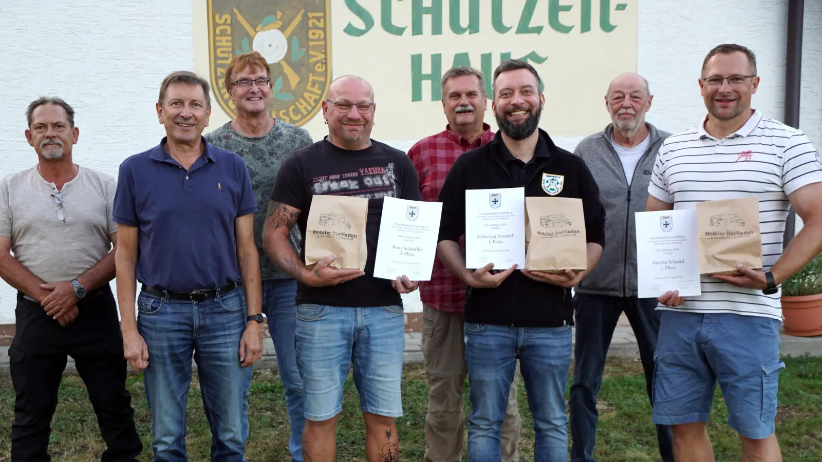 Die Schützen der Krieger- und Soldatenkameradschaft haben gut lachen. Beim Kameradschaftsabend wurden die Vereinsmeister zusammen mit einigen Schützen und Schießwart Manfred Fischer (4. von links) mit Urkunden und einem Geschenkpaket des Mobilen Dorfladens ausgezeichnet. Von links mit Urkunden: René Schindler, Sebastian Ponnath und Martin Schmid. (Bild: Bernhard Kreuzer)