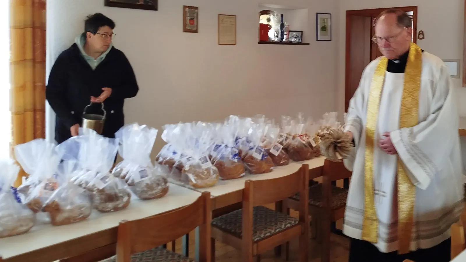 Pfarrer Stretz beim Segnen der Osterlämmer. (Bild: Eva Hoffmann)