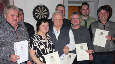 Die anwesenden Geehrten zusammen mit den Schützenmeistern und Bürgermeister Prey im Hintergrund (Bild: Christoph Zinkl)