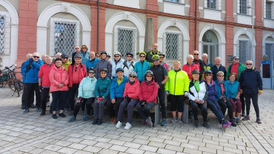 Teilnehmer der VHS Radltour vor dem Landratsamt in Neustadt a.d. Waldnaab (Bild: Wolfgang Maier)