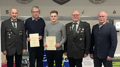 Auf dem Bild v.l. 2. Vorsitzender Peter Bauernfeind, Erich Hofmann (50 Jahre), Lukas Weiß (10 Jahre) 1. Vorsitzender Martin Dietz und Bürgermeister Max Bindl  (Bild: Sarah Weiß)