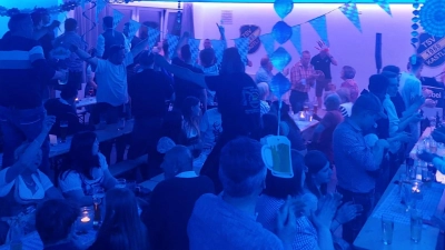 auf dem Bild sieht man die tolle Stimmung beim bayerischen Abend des TSV Kastl im neusanierten Sportheim. Alleinunterhalter Walter Kobel heizte die Gäste mit seiner Musik ein. (Bild: Alexander Hörl)