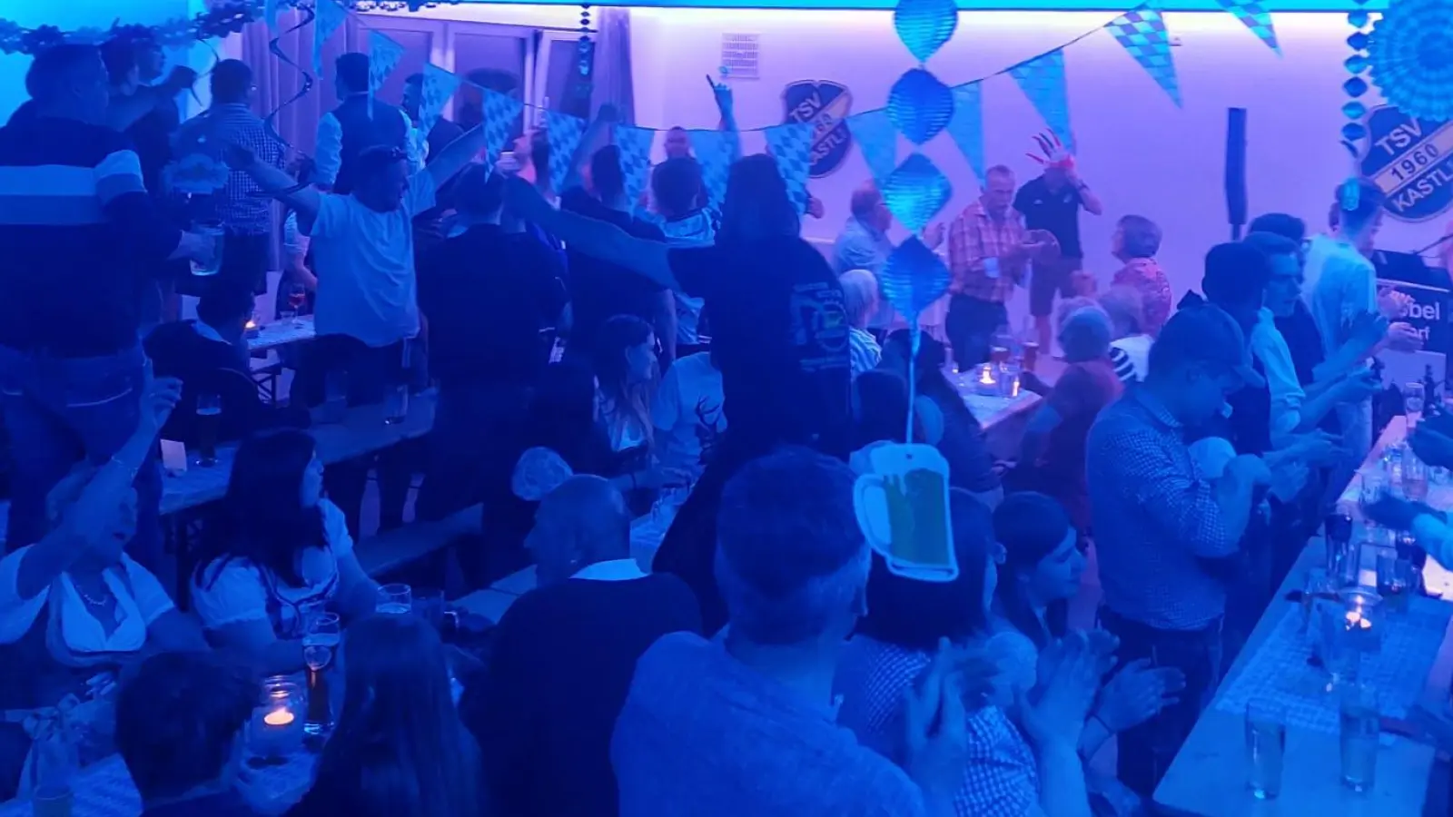 auf dem Bild sieht man die tolle Stimmung beim bayerischen Abend des TSV Kastl im neusanierten Sportheim. Alleinunterhalter Walter Kobel heizte die Gäste mit seiner Musik ein. (Bild: Alexander Hörl)