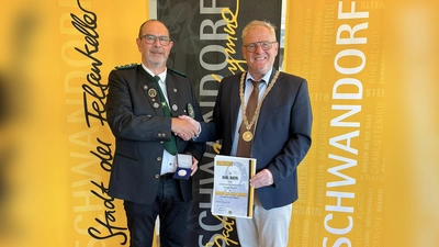 Karl Bachl wurde für sein jahrzehntelanges Engagement für den Schießsport in Schwandorf mit der Konrad-Max-Kunz-Medaille ausgezeichnet. (Bild: Andreas Hofmeister)