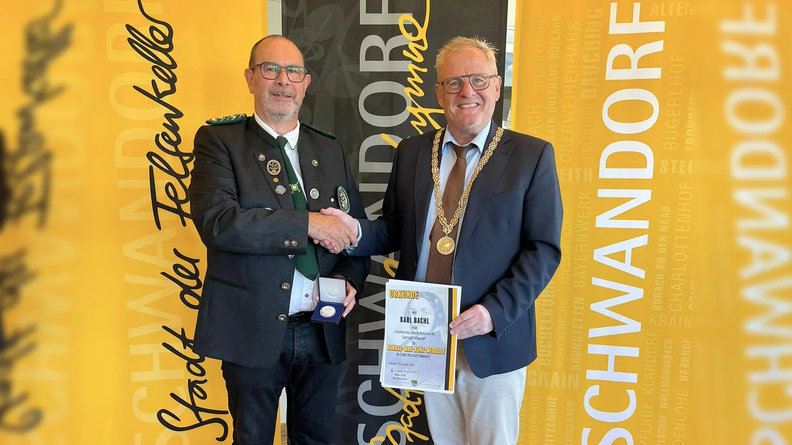 Karl Bachl wurde für sein jahrzehntelanges Engagement für den Schießsport in Schwandorf mit der Konrad-Max-Kunz-Medaille ausgezeichnet. (Bild: Andreas Hofmeister)