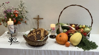 Der gut gedeckte Erntedanktisch der KAB Herz Jesu Rosenberg und St. Marien Sulzbach.  (Bild: Gisela Illner)