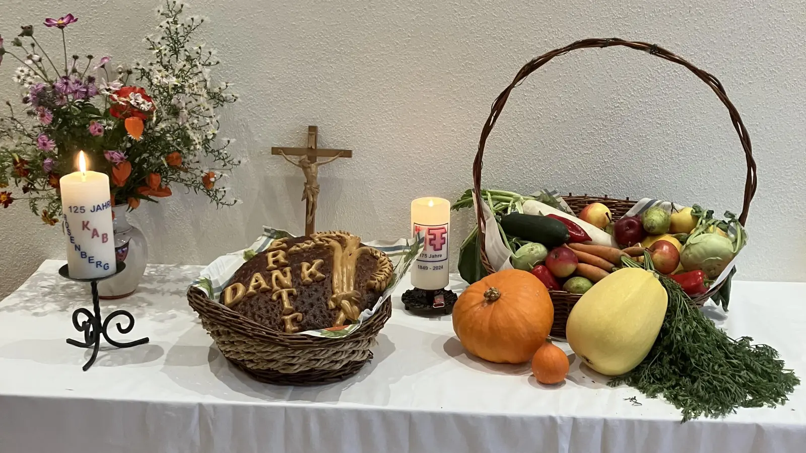 Der gut gedeckte Erntedanktisch der KAB Herz Jesu Rosenberg und St. Marien Sulzbach.  (Bild: Gisela Illner)