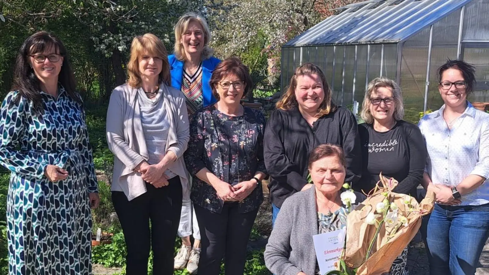Vorstandschaftsfrauen der Frauenunion Schnaittenbach mit der Jubilarin zur 40-jährigen Mitgliedschaft, Frau Annemarie Nagler  (Bild: Elisabeth Kraus)