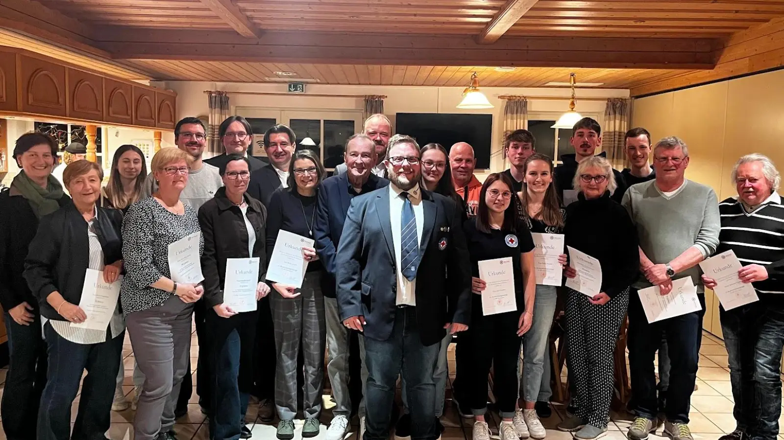 Die geehrten Mitglieder sowie die Ehrengäste. (Bild: Braunschmid Stefan)