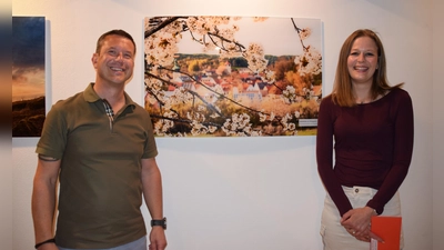 Bürgermeister Jörk Kaduk gratulierte Daniela Kohler als einzige Gewinnerin aus Königstein zu ihrem Bild „Apfelblüte vor Königstein”  (Bild: Heidi Kurz)