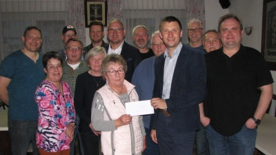 Vorsitzender Johannes Wittmann (vorne Zweiter von rechts) überreicht eine Geldspende an Sieglinde Wolfinger (vorne Zweite von links) von den Siedlerfrauen. Laut Bürgermeister Richard Kammerer (Bildmitte) ist die Siedlergemeinschaft ein wichtiger Aktivposten in der Marktgemeinde.  (Bild: Johann Kneißl)