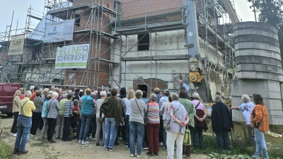 Aufmerksame Zuhörer beim Vorstellen des Baufortschrittes am Schloß in Weißenberg. (Bild: Rudi Gruber)