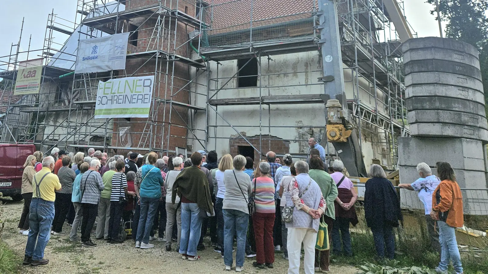 Aufmerksame Zuhörer beim Vorstellen des Baufortschrittes am Schloß in Weißenberg. (Bild: Rudi Gruber)