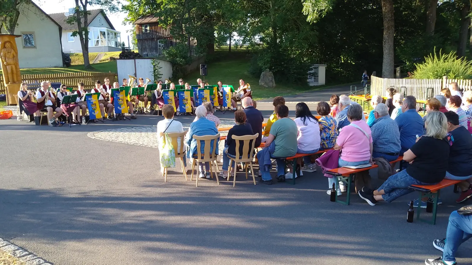 Bei der Serenade im Dorf zeigte sich die Stadtkapelle Pleystein unter der Leitung von Markus Schulz von ihrer besten Seite. Bei zünftiger Blasmusik klatschen die Besucher im Takt und baten um Zugabe. (Bild: Josef Völkl)
