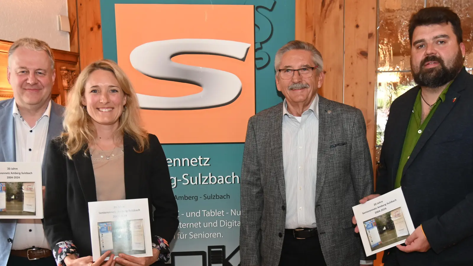 Quasi noch druckfrisch war die Jubiläumsbroschüre, die Jürgen Delle (Zweiter von rechts) an Bürgermeister Stefan Frank (rechts), Landrat Richard Reisinger (links) und die VHS-Leiterin Claudia Mai überreichte. (Bild: gf)