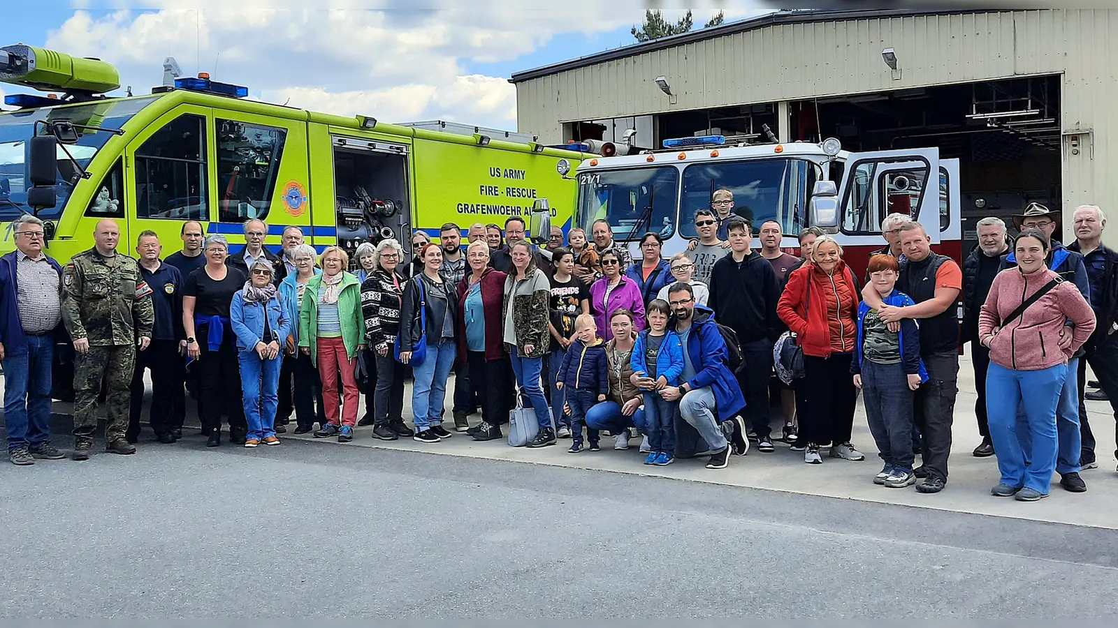 Riesige Löschfahrzeuge parkten aufgereiht wie Kampfkolosse. Die Feuerwehrleute erklärten Technik und Einsatzabläufe. (Bild: Ingrid Pschierer)