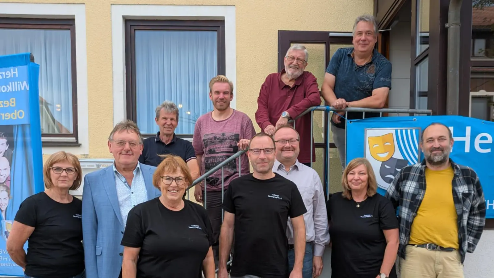 Vorne v. l. n. r.: Renate Kreuz, Hans Martin Schertl, Heidi Wisneth, Werner Luber, Uwe König, Karin Schulz, Martin Preiss. Hinten Treppe: Heiner Balk, Stephan Knorr, Jürgen Peter, Markus Eckl. (Bild: Daniela Dehling)