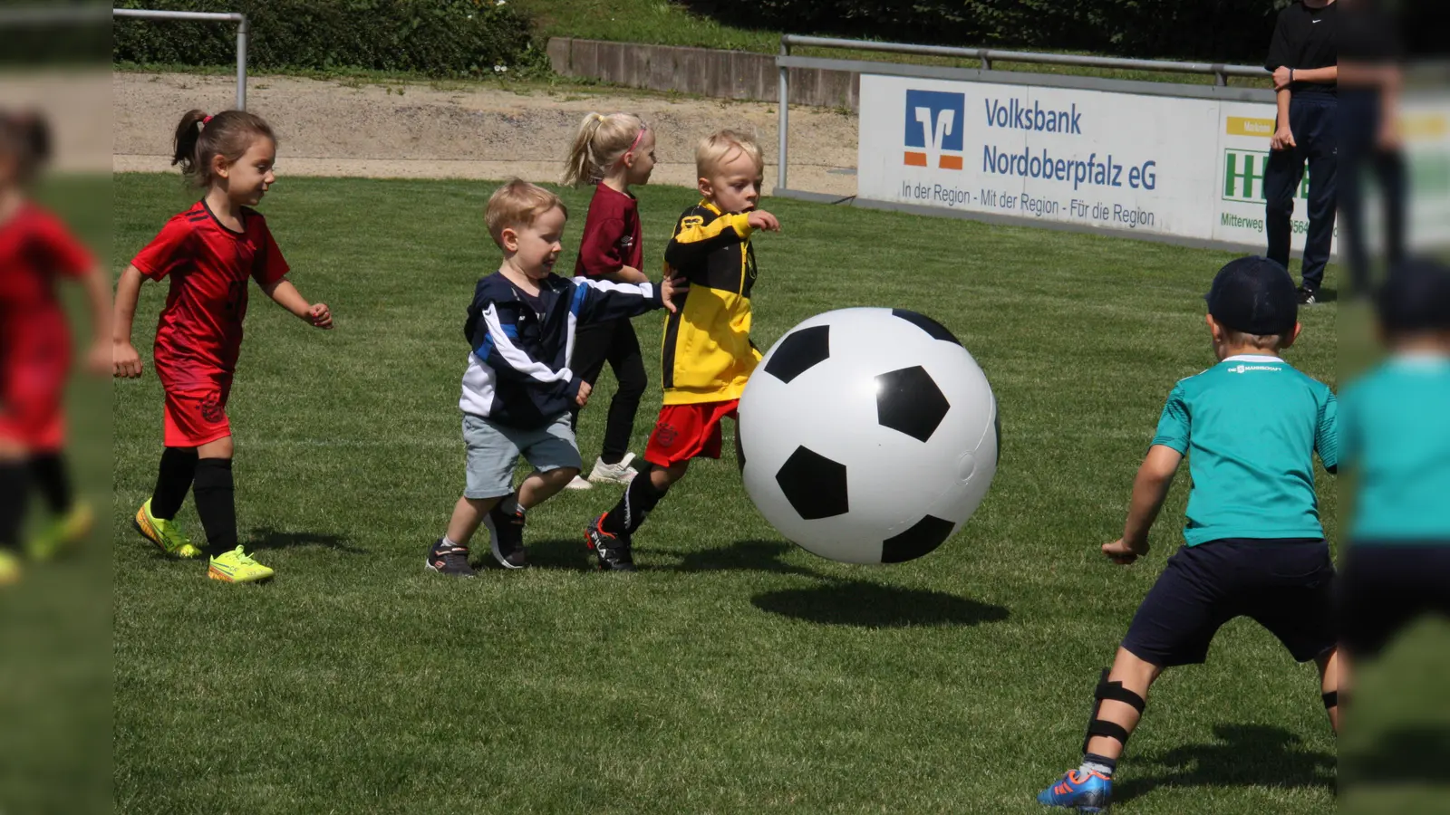 Steht stellvertretend für die vielen besonderen Aktionen der Tirschenreuther Vereine, Verbände, Unternehmen und Privatpersonen: der FC Tirschenreuth  (Bild: Petra Römer)