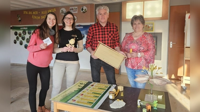 Vier Imker des Imkervereins Tirschenreuth und Umgebung besuchten das Kinderhaus Kunterbunt (von rechts: Petra Hegen, Anton Hegen, Maria Richtmann, Christina Trenner). (Bild: Christina Tenner)