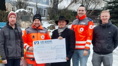 Spende und Anerkennung für die Helfer vor Ort. 2. von links: Tobias Hofmann, Rettungssanitäter, Mitte: David Götz, Vorsitzender der CWG, 2. von rechts: Tobias Schmidt, Rettungssanitäter. (Bild: Gerhard Doerfler)