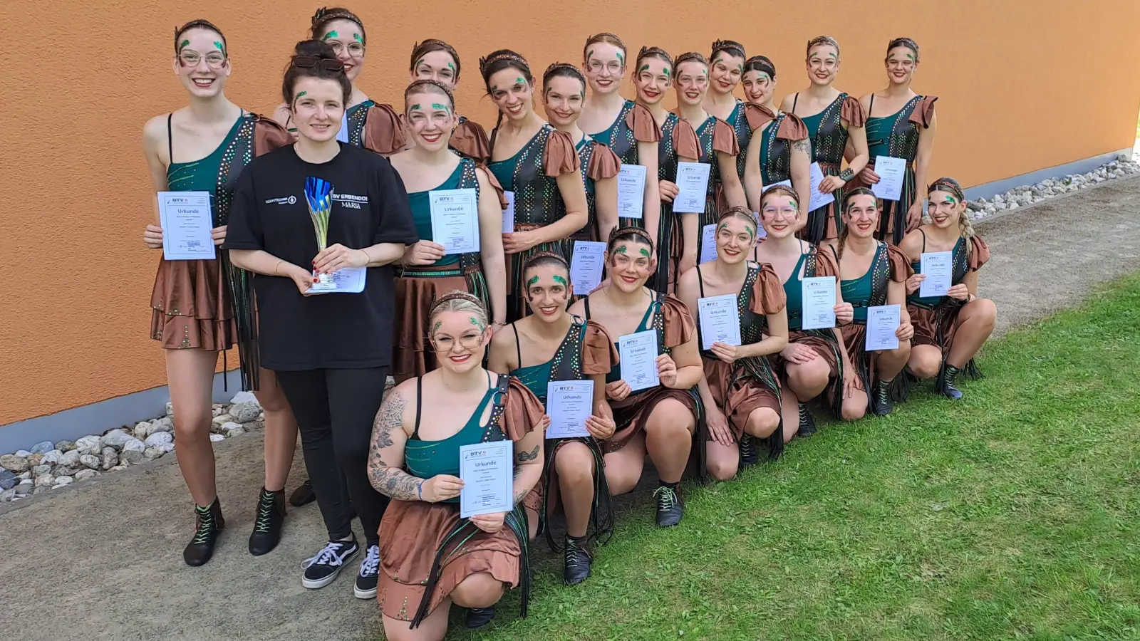 Foto der siegreichen Gruppe Superior/Dance Illusion mit ihren Trainerinnen Maria Winter (mit Pokal) und Franziska Koch (knieend zweite von rechts). (Bild: Bernt Rose)