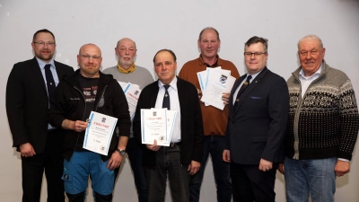 Viele Urkunden gab es für die erfolgreichen Sportschützen der Kameradschaft. V.l.: Martin Schmid, René Schindler, Peter Hößl, Hans Stahl, Roland Schäffler, stellvertretender Kreisvorsitzender Marcus Köppl und dritter Bürgermeister Eberhard Besold. (Bild: Bernhard Kreuzer)