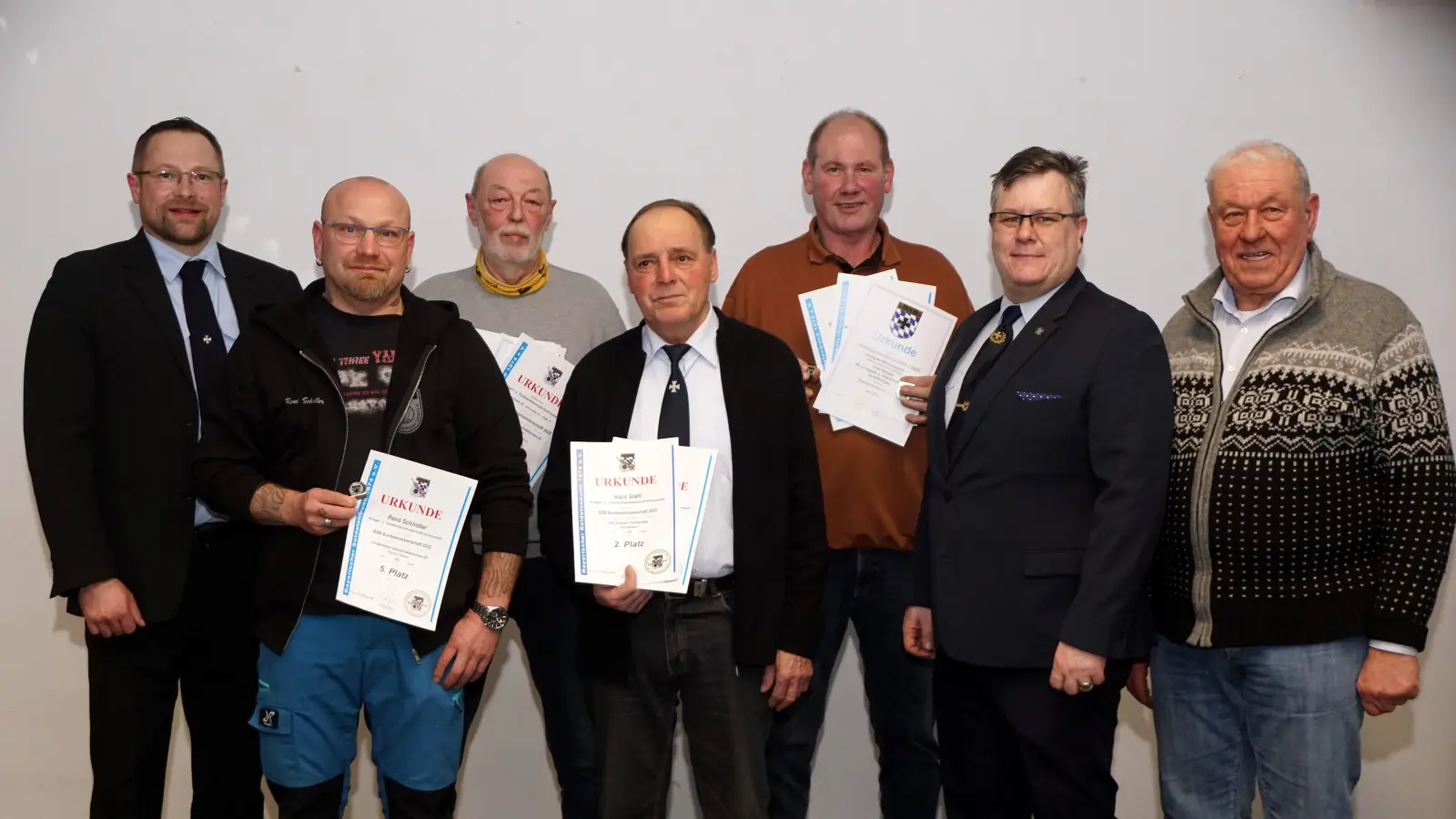 Viele Urkunden gab es für die erfolgreichen Sportschützen der Kameradschaft. V.l.: Martin Schmid, René Schindler, Peter Hößl, Hans Stahl, Roland Schäffler, stellvertretender Kreisvorsitzender Marcus Köppl und dritter Bürgermeister Eberhard Besold. (Bild: Bernhard Kreuzer)