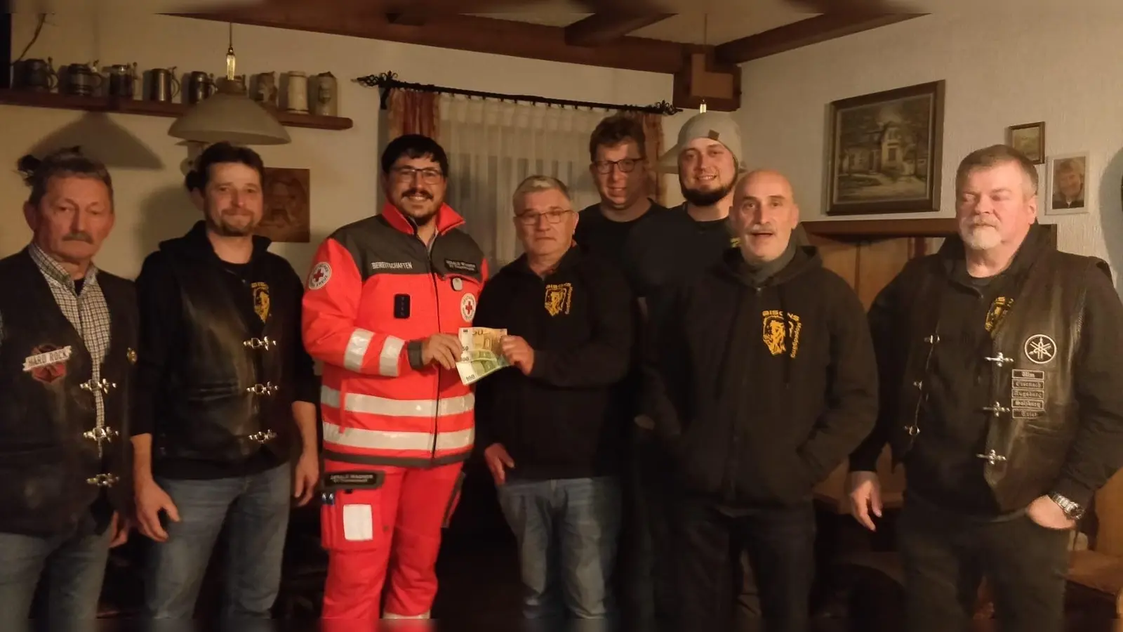 Die Mitglieder der Mopedgäng bei der Spendenübergabe für das neue HVO-Einsatzfahrzeug. (Bild: Renate Weigl)