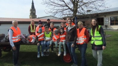 Alle Familien sowie die Kinder bis hin zum dreijährigen Sprößling Gero Hammer (in der Mitte am Wagen sitzend) sind sichtlich stolz auf die wieder saubere Natur um den Ort und den Gottes Schöpfung geschenkten Nachmittag. Und die Pittersberger Gemeinschaft für Schöpfung, Umwelt und Kultur freut sich über so viel Nachwuchs. (Bild: Michael Götz)