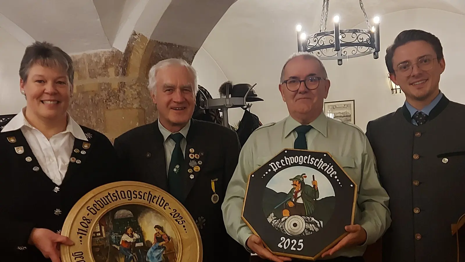 Scheiben sind ein beliebtes Ziel bei der Zimmerstutzengesellschaft „Edelweiß”. Bild von link: Kathrin Hellwig Gewinnerin der Geburtstagsscheibe von Franz Dorfner, Wolfgang Borisch Gewinner der Pechvogelscheibe und Dr. Sesbastian Grabowski Vorstand Gesellschaft. (Bild: Renate Daller)