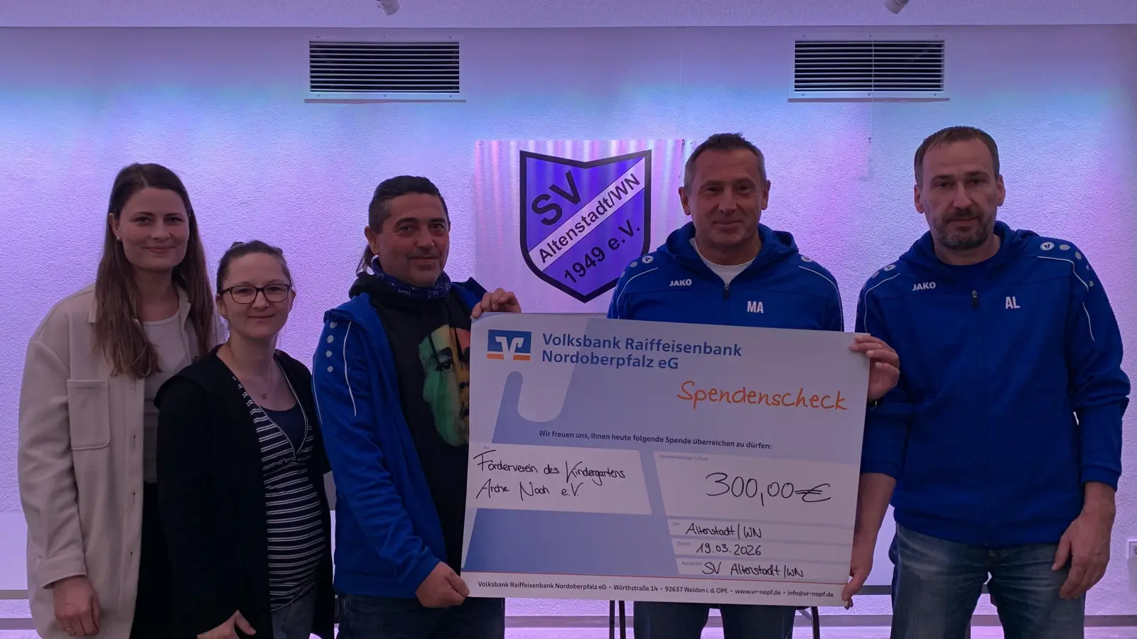  Mit 300 Euro unterstützen die Fußballer des Sportverein den Förderverein Arche Noah. Alexander Lindner und Manfred Arnold (von rechts) übereichten den Scheck an Julia Hösl, Simone Waibel und Torsten Schramm (von Links). (Bild: Manfred Arnold)