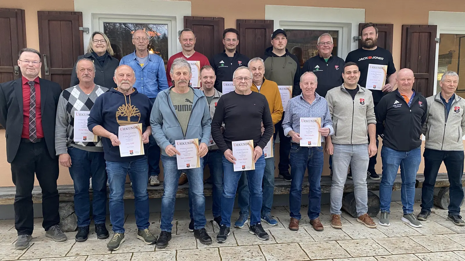 Die Ehrung langjähriger Mitglieder und die Neuwahl der Vorstandschaft waren die tragenden Tagesordnungspunkt der Jahreshauptversammlung. Der neuen Vorstandschaft und den Jubilaren gratulierte Bürgermeister Florian Junkes (links). (Bild: Paul Böhm )