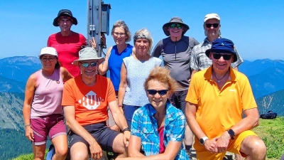 Susanne Jena, Markus Prechtl, Sven Hackl, Birgit Schelter, Edith Thurner, Christa Watzke, Wolfgang Röder, Bernhard Goldmann und Tourenführer Rainer Rahn (von links) auf dem 2.101 Meter hohen Gipfel des Schafreuter (Bild: Rainer Rahn)