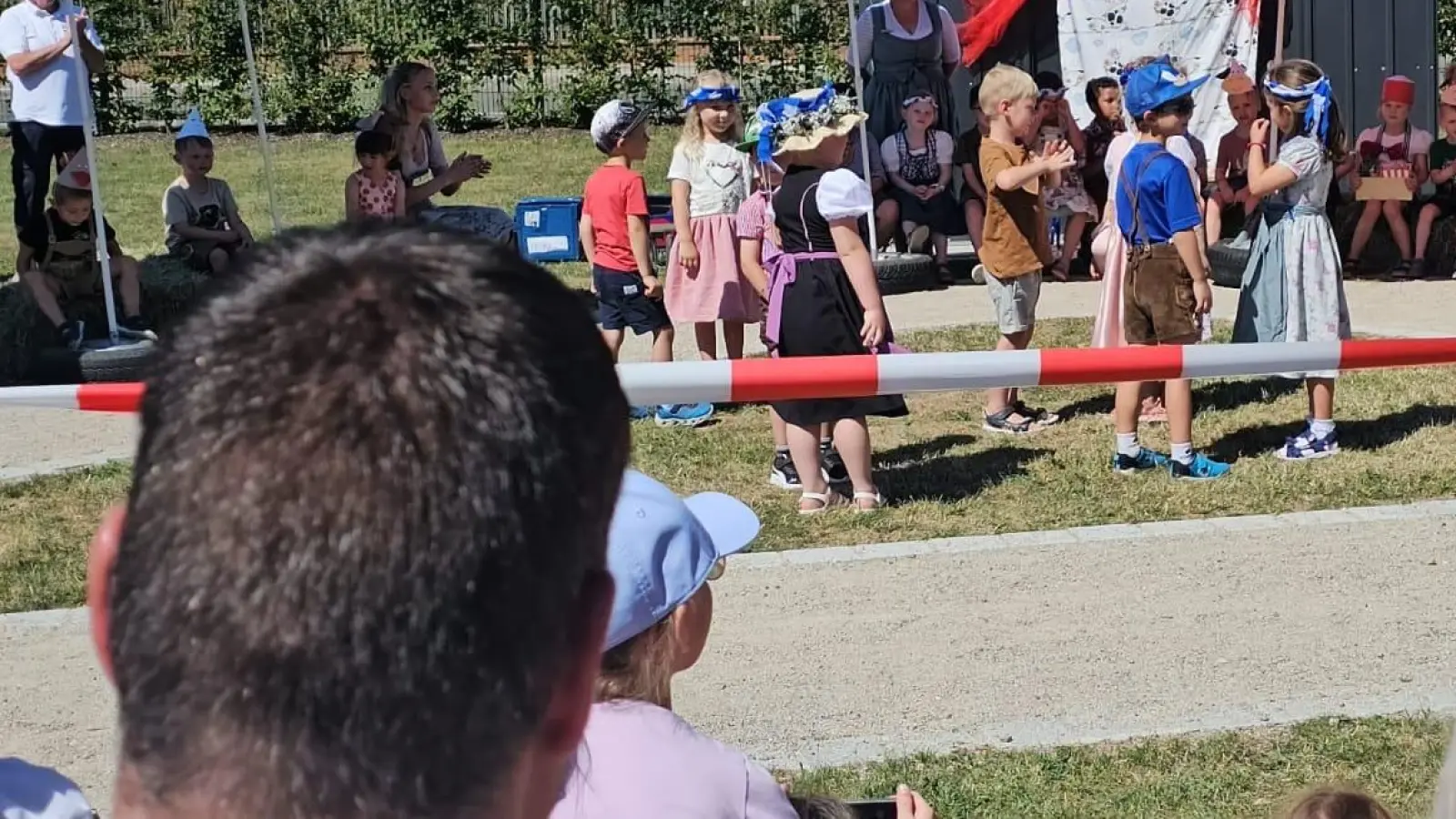 Tanzaufführung der Kindergartenkinder beim Sommerfest (Bild: Sonja Reitinger)