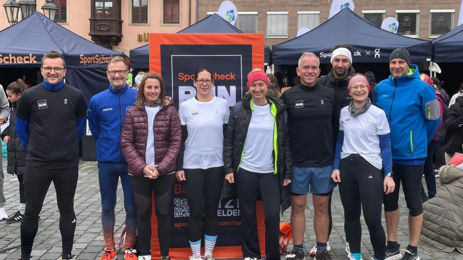 die Teilnehmer/-innen des 10 km Laufes vor dem Start (Bild: Stephanie Fuchs)