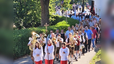 Festlicher Kirchenzug durchs Dorf. (Bild: Gabriele Buchbinder)